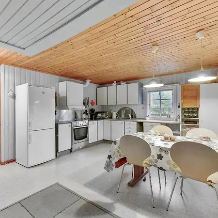 Dom wakacyjny 2 Bedroom Lovely In